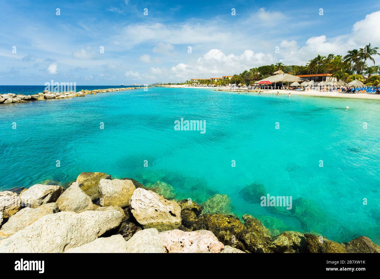 Splendida vista delle acque turchesi e del cielo blu con nuvole bianche. Splendida natura paesaggio sfondi. Curacao. Caraibi. Bella natura sfondo Foto Stock