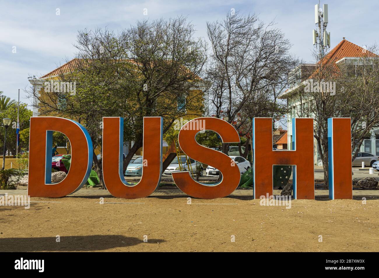 Vista ravvicinata delle grandi lettere arancioni della parola DUSHI. Willemstad. Curacao. Foto Stock