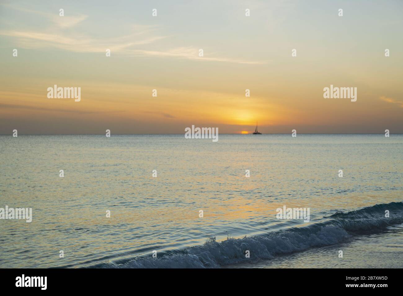 Incredibile tramonto su Eagle Beach dell'isola di Aruba. Caraibi. Vista indimenticabile. Bellissimo paesaggio naturale. Foto Stock