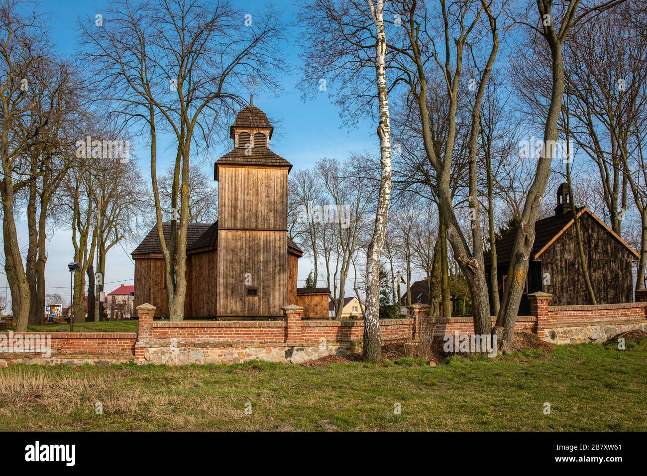 Chiesa di San Nicola a Lubowo (vicino a Gniezno). Antica architettura in legno lucido - XVI secolo. Foto Stock