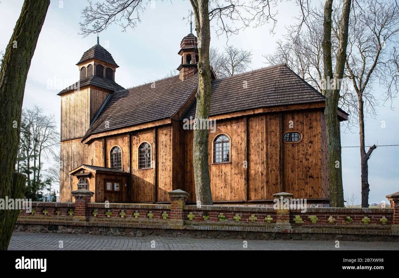 Chiesa di San Nicola a Lubowo (vicino a Gniezno). Antica architettura in legno lucido - XVI secolo. Foto Stock