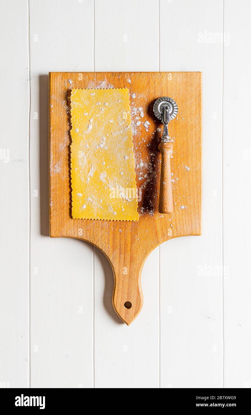 Rotella taglia pasta ondulata - Utensili da cucina Stock Photo