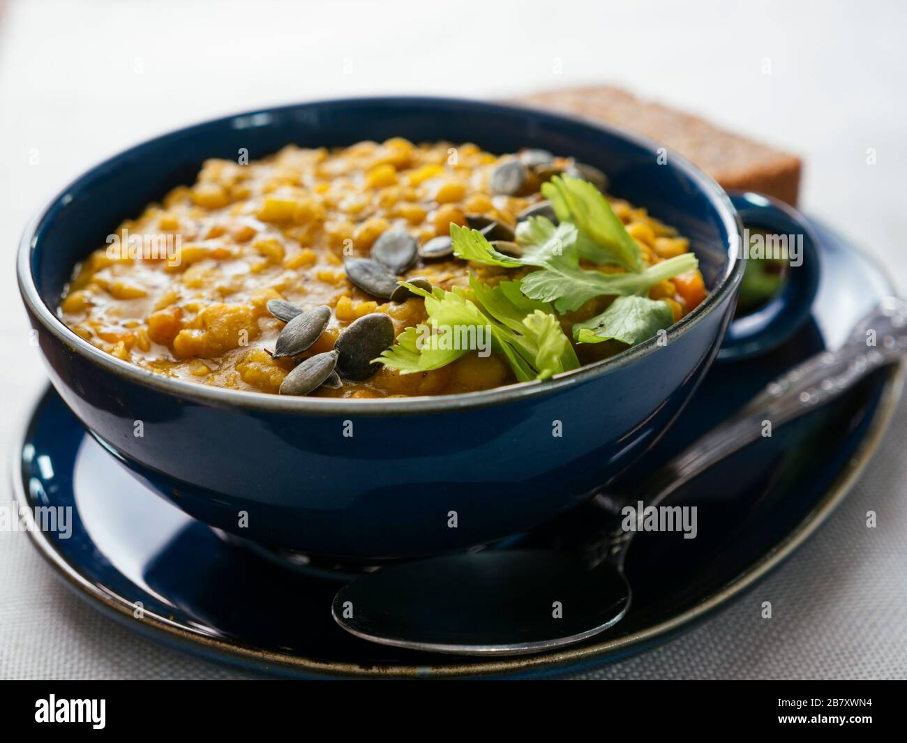 Zuppa di piselli in due pezzi gialla fatta in casa Foto Stock