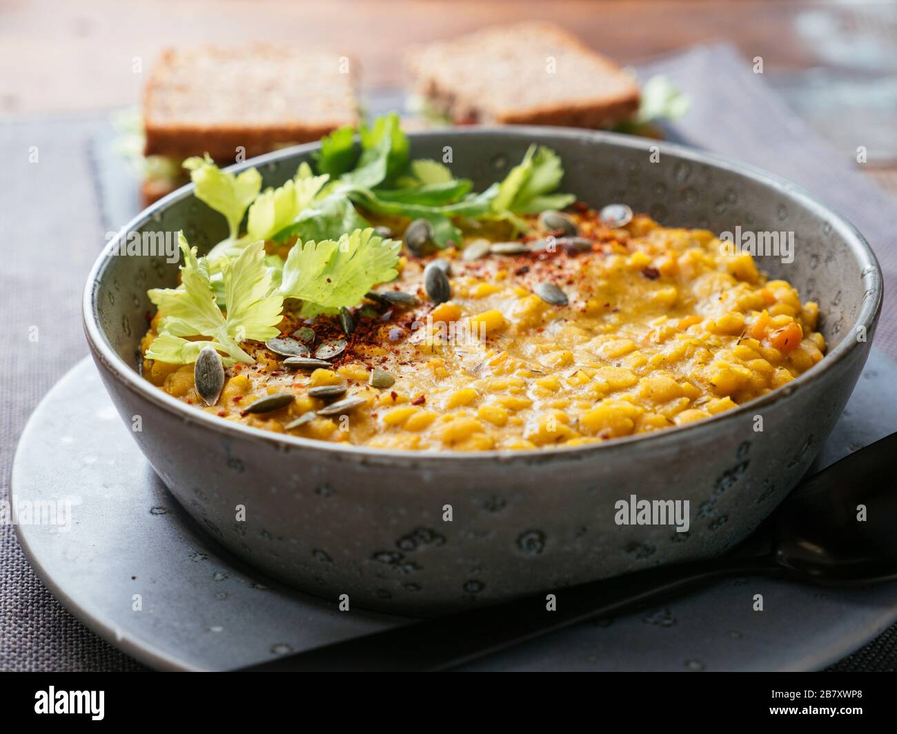 Zuppa di piselli in due pezzi gialla fatta in casa Foto Stock