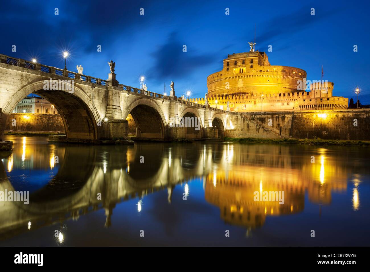 Famoso ponte a Roma di notte, Italia Foto Stock