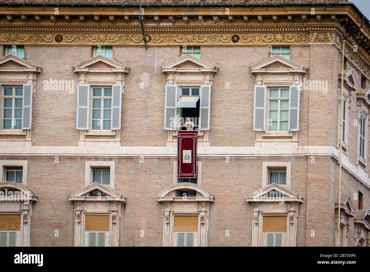 Palazzo Apostolico con benedizione Papa Francesco nella finestra Vaticana a  Roma nel Lazio in Italia durante la preghiera dell'Angelus Foto stock -  Alamy