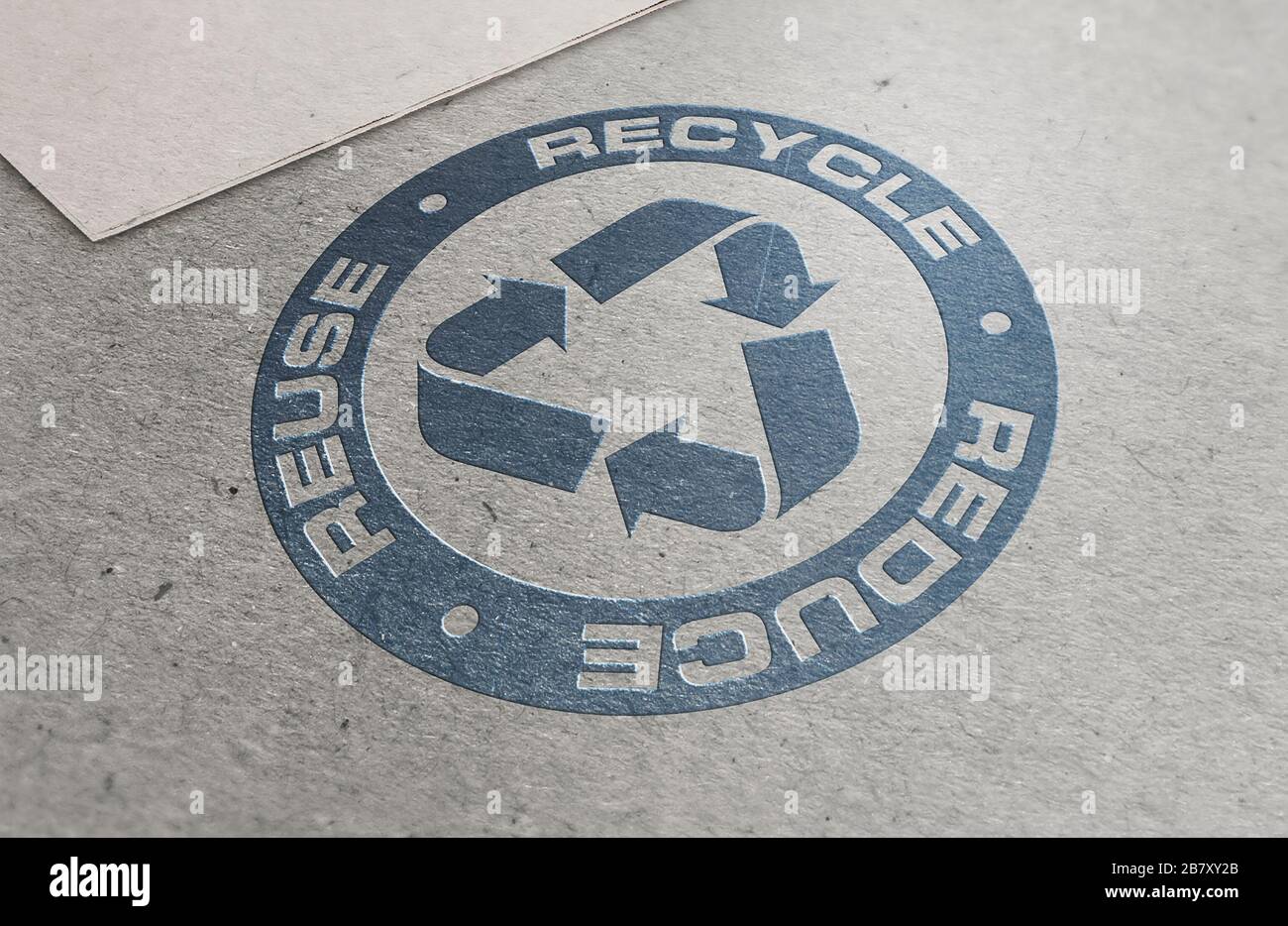 Riciclare il logo su sfondo di carta riciclata. Foto Stock