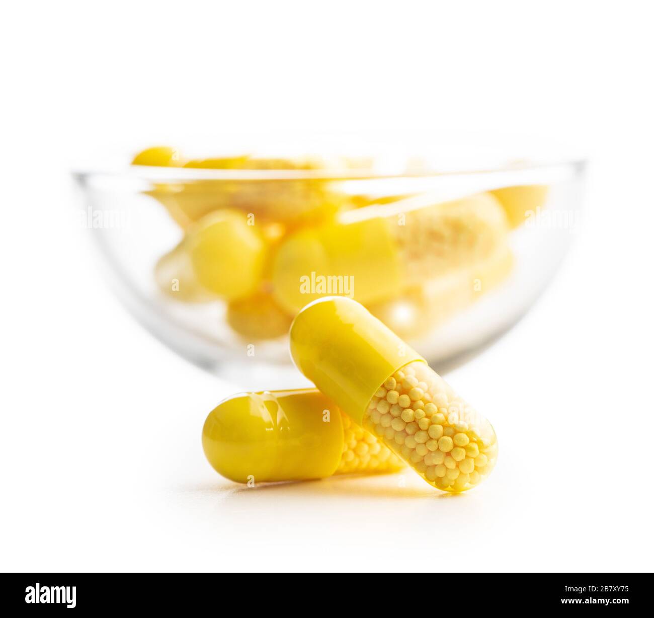 Capsule vitaminiche. Pillole di vitamina C isolate su sfondo bianco. Foto Stock