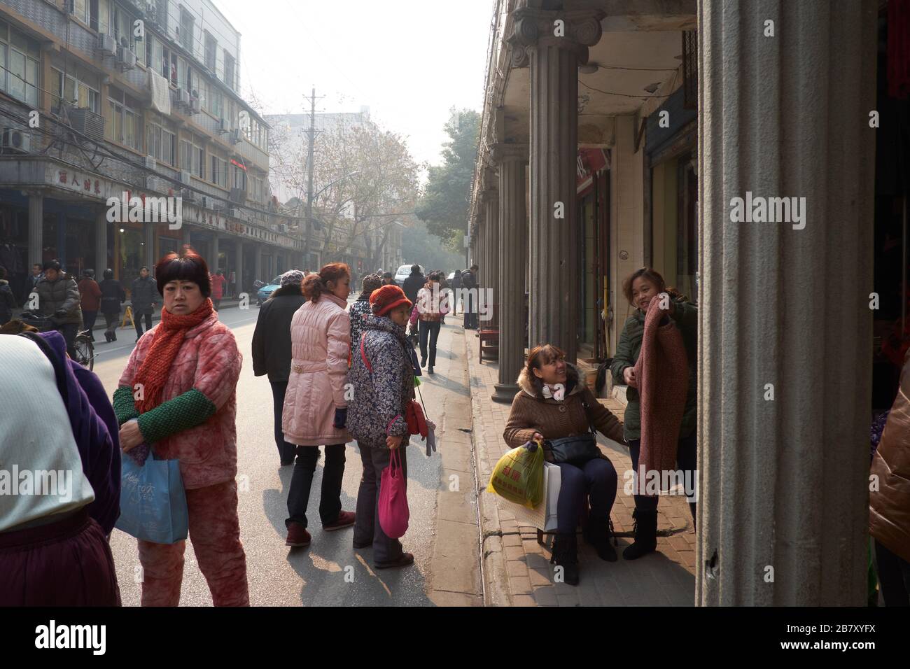 Wuhan, Cina nella provincia di Hubei, girato nel 2013, mostrando la vibrante vita di strada in questa grande città cinese. Foto Stock