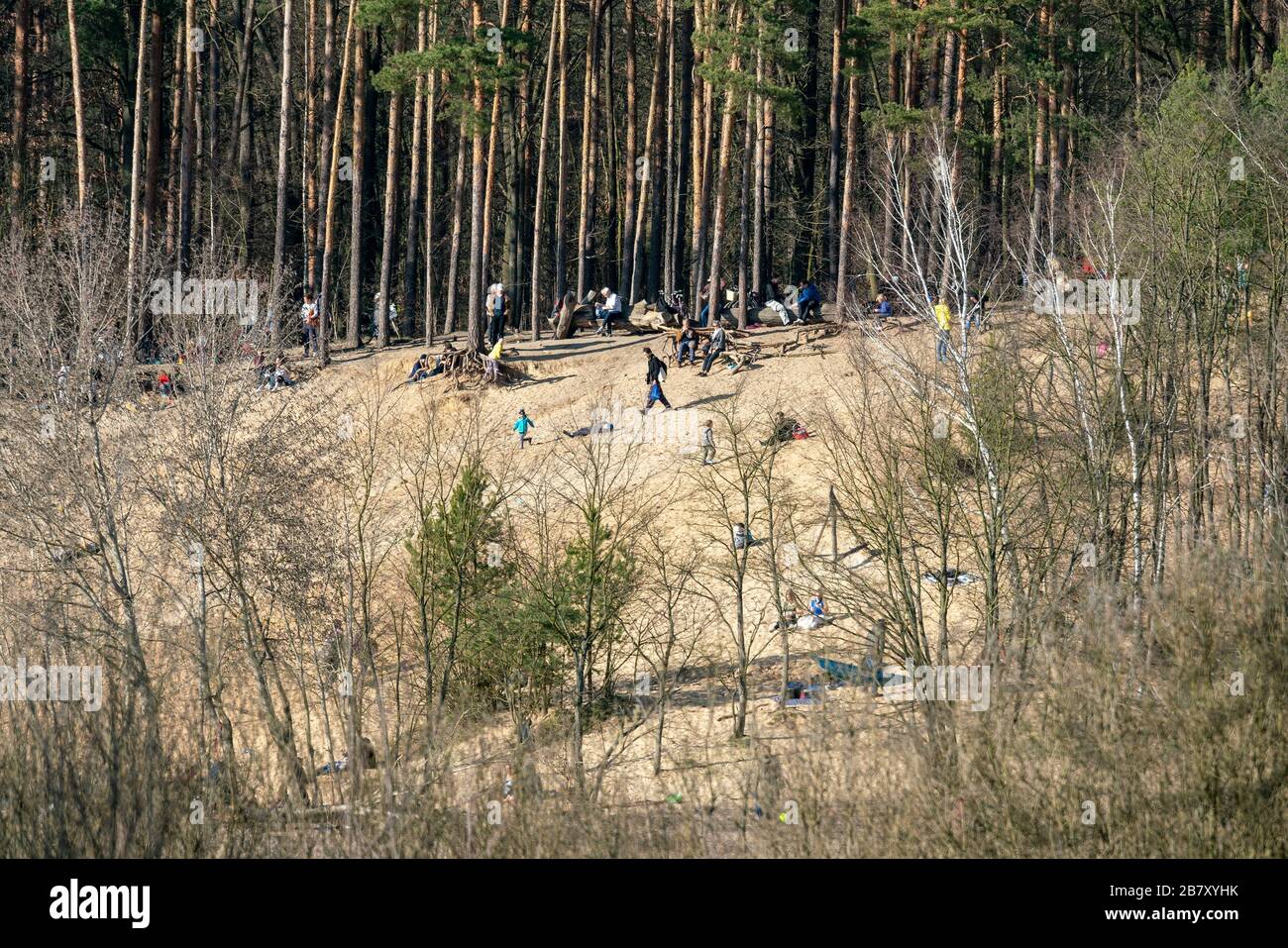 Grunewald, Berlino, Germania - 18 marzo 2020: Famiglie con bambini che godono del sole primaverile al NSG Sandgrube im Jagen 86 Foto Stock