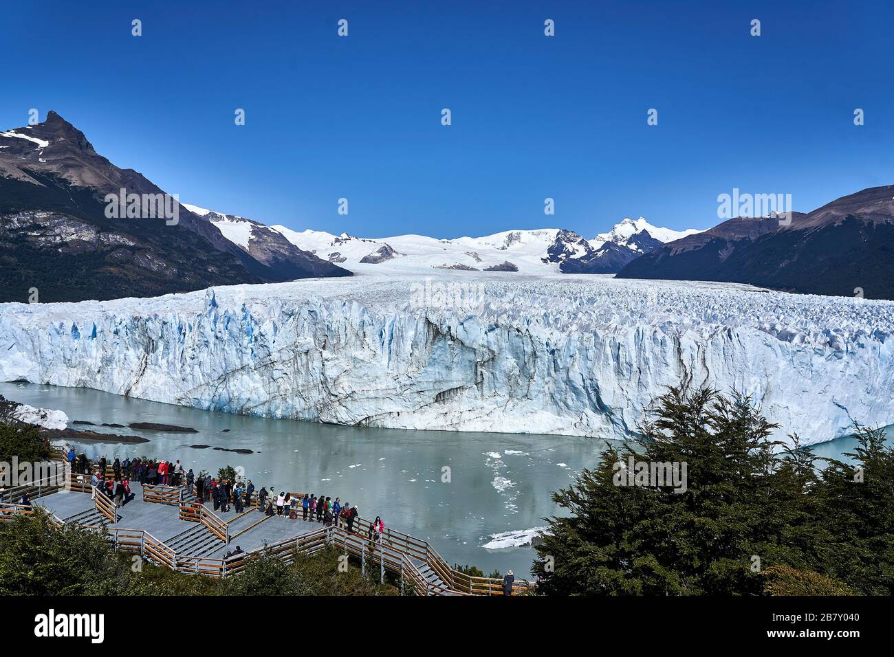 Piattaforma panoramica di fronte al ghiacciaio Perito Moreno, Patagonia, Sant Cruz, Argentina. Foto Stock