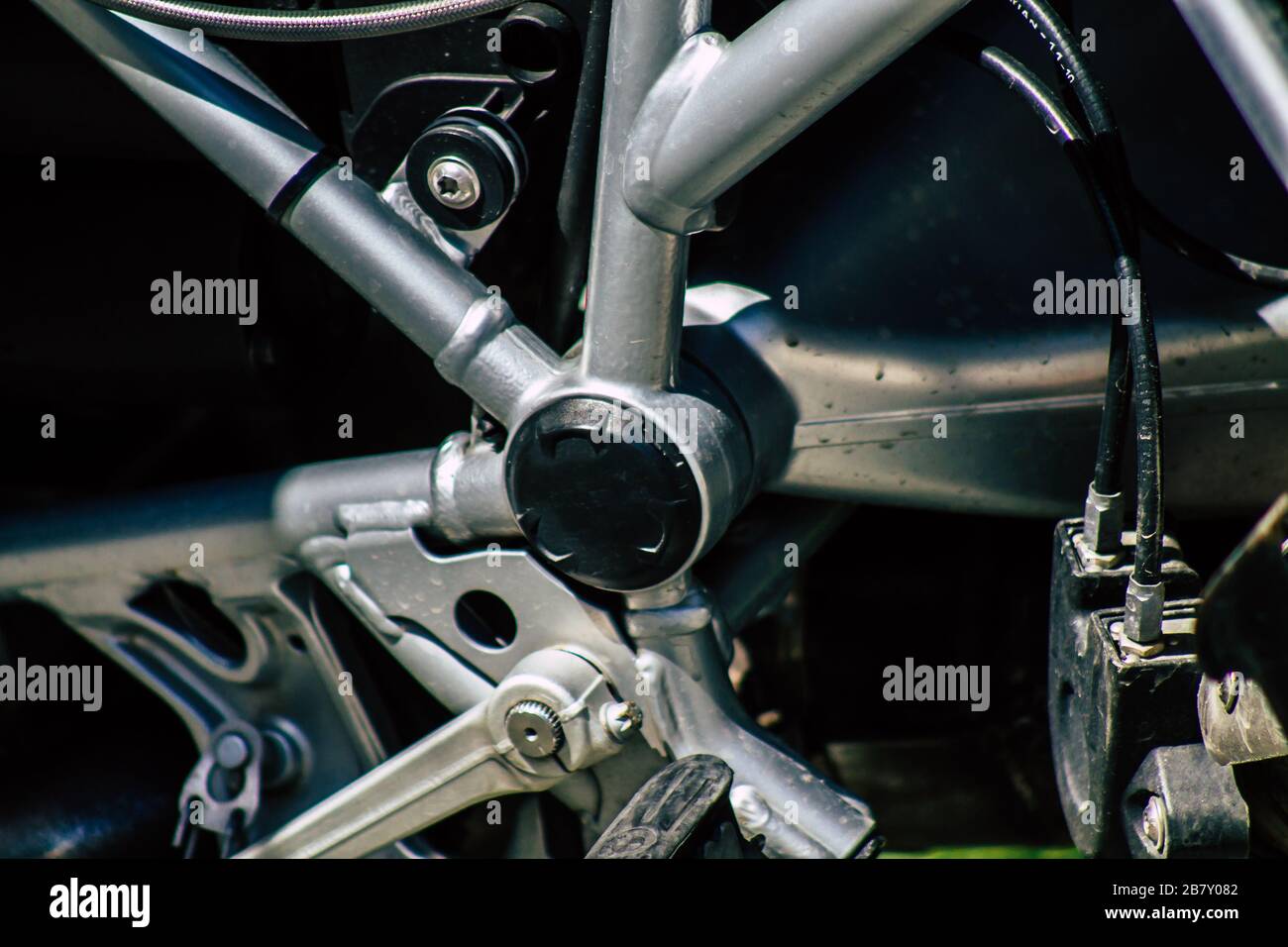 Limassol Cipro 18 marzo 2020 Vista di una moto parcheggiata nelle strade di Limassol nel pomeriggio Foto Stock