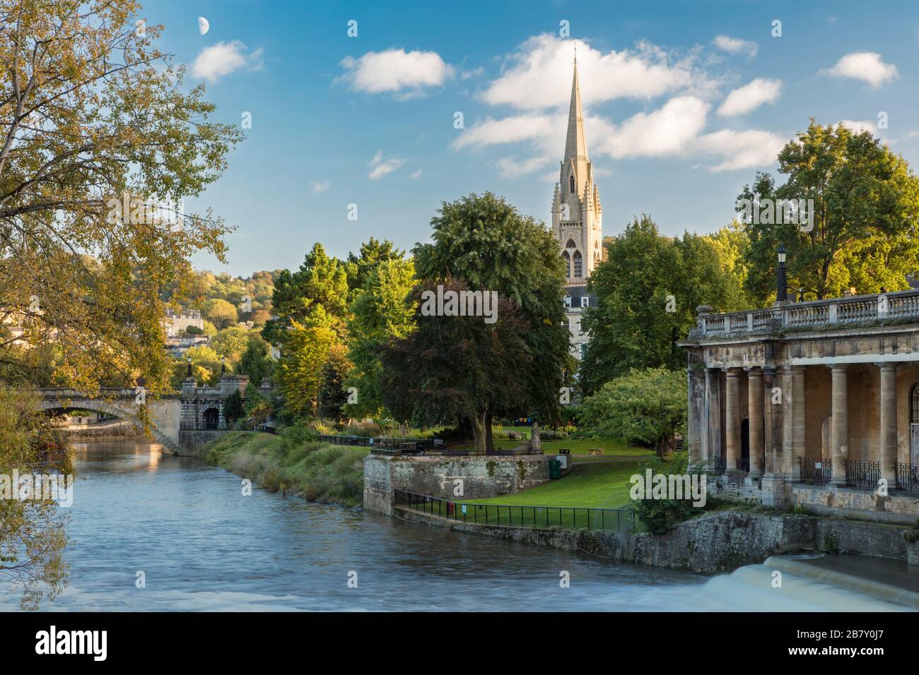 Luce del sole serale sui Parade Gardens, la chiesa di San Giovanni Evangelista e il fiume Avon, Bath, Somerset, Inghilterra Foto Stock