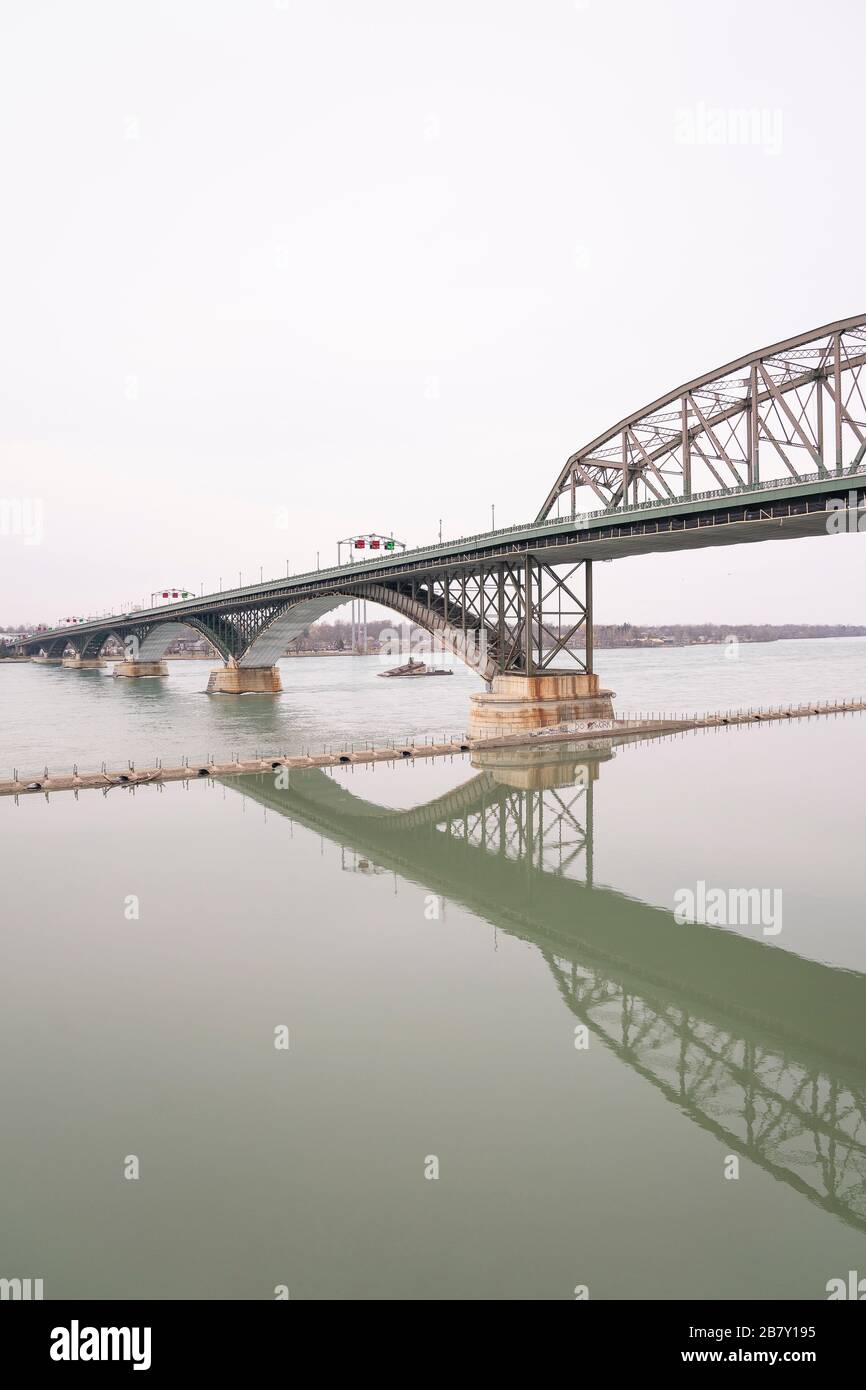 Buffalo, New York, Stati Uniti. 18 Marzo 2020. Gli Stati Uniti e il Canada hanno chiuso il confine per tutti i viaggi non essenziali becuase di Covid-19. Il confine delle 5,500 miglia è stato chiuso di comune accordo tra i due governi. Il Peace Bridge tra Buffalo, NY e Fort Erie, Ontario, ha avuto 5,105,882 passaggi ponte nel 2019. Foto di Brendan Bannon. 18 marzo 2020. Buffalo, New York Credit: Brendan Bannon/ZUMA Wire/Alamy Live News Foto Stock