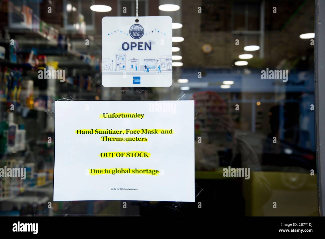 Londra, Inghilterra, Regno Unito. Cambiamenti a causa di Pandemic di Coronavirus, Hackney. Firma su un negozio chimico che dice nessuna mano igienizzante, maschere viso; termometri Foto Stock