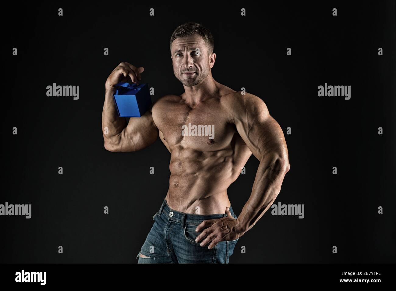 La salute è il regalo migliore. Confezione regalo uomo forte. Atleta con  sfondo nero regalo. Buono omaggio per la palestra fitness. Vestirsi. Super  offerta Foto stock - Alamy