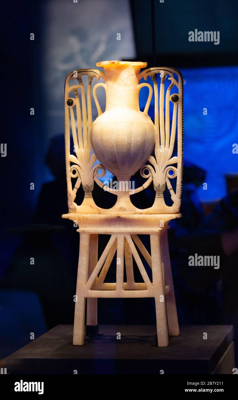 Un vaso unguent di calcite con un disegno del fiore del papiro e del loto, tesoro dalla tomba di tutankhamun; storia egiziana antica, Egitto antico Foto Stock