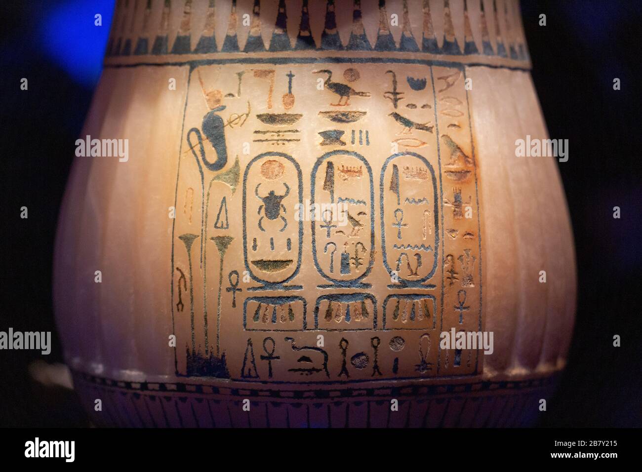 Vaso tomba Tutankhamun; vaso di calcite su uno stand, primo piano di geroglifici egiziani antichi; tomba tutankhamens, arte, antico Egitto Foto Stock