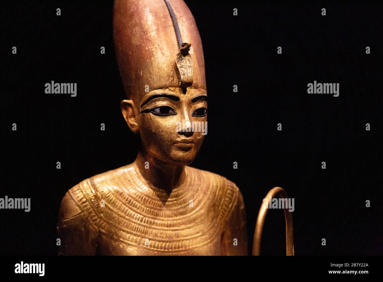 Statua di Tutankhamun - primo piano della testa, statua d'oro del Re nella Corona Bianca, tesori di Tutankhamun dalla tomba di Tutankhamuns, mostra di Tutankhamun nel Regno Unito Foto Stock
