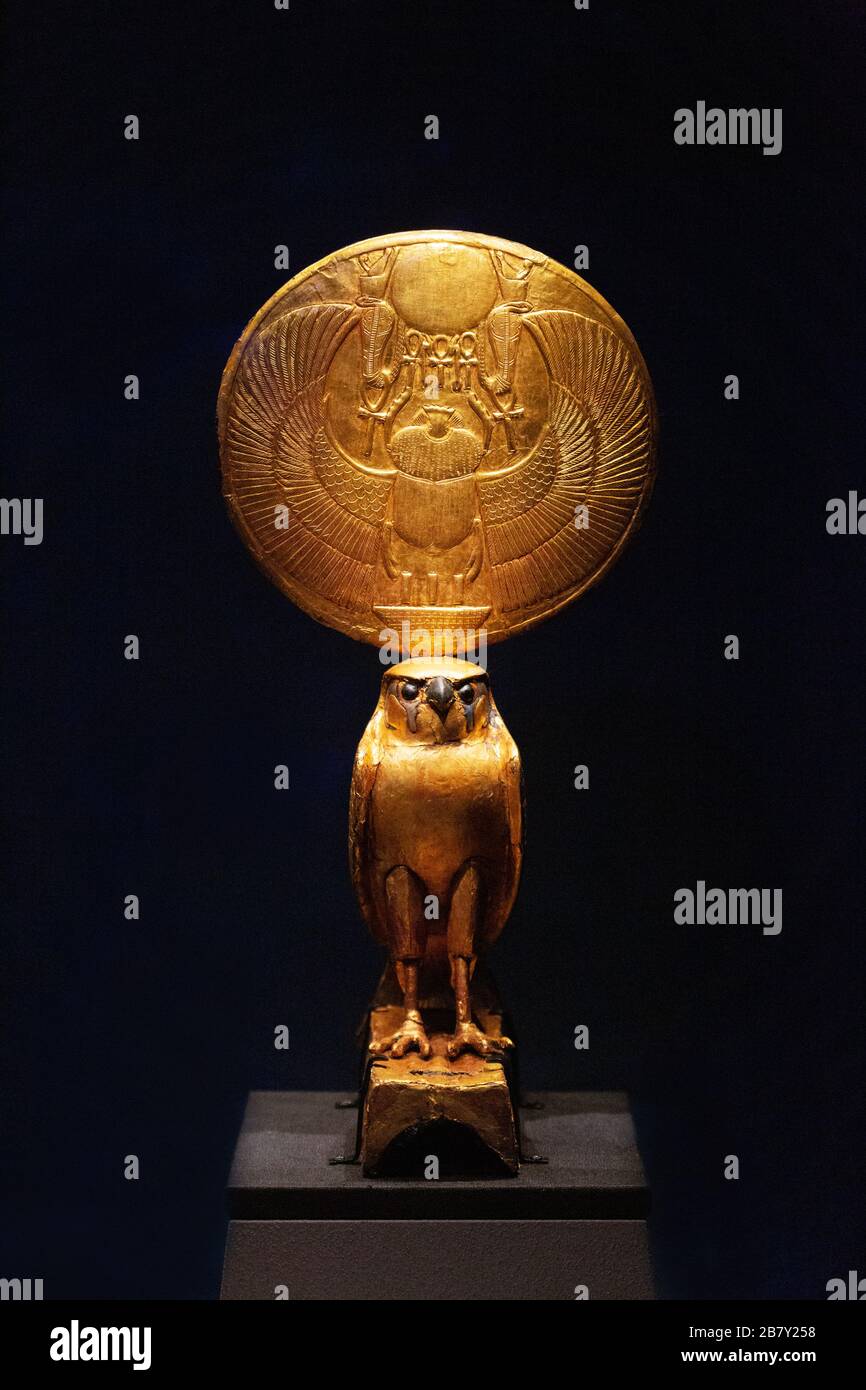 Il falco solare - antico dio egiziano Horus con il sole sulla sua testa, statua dorata in legno dai tesori della tomba di Tutankhamuns Foto Stock