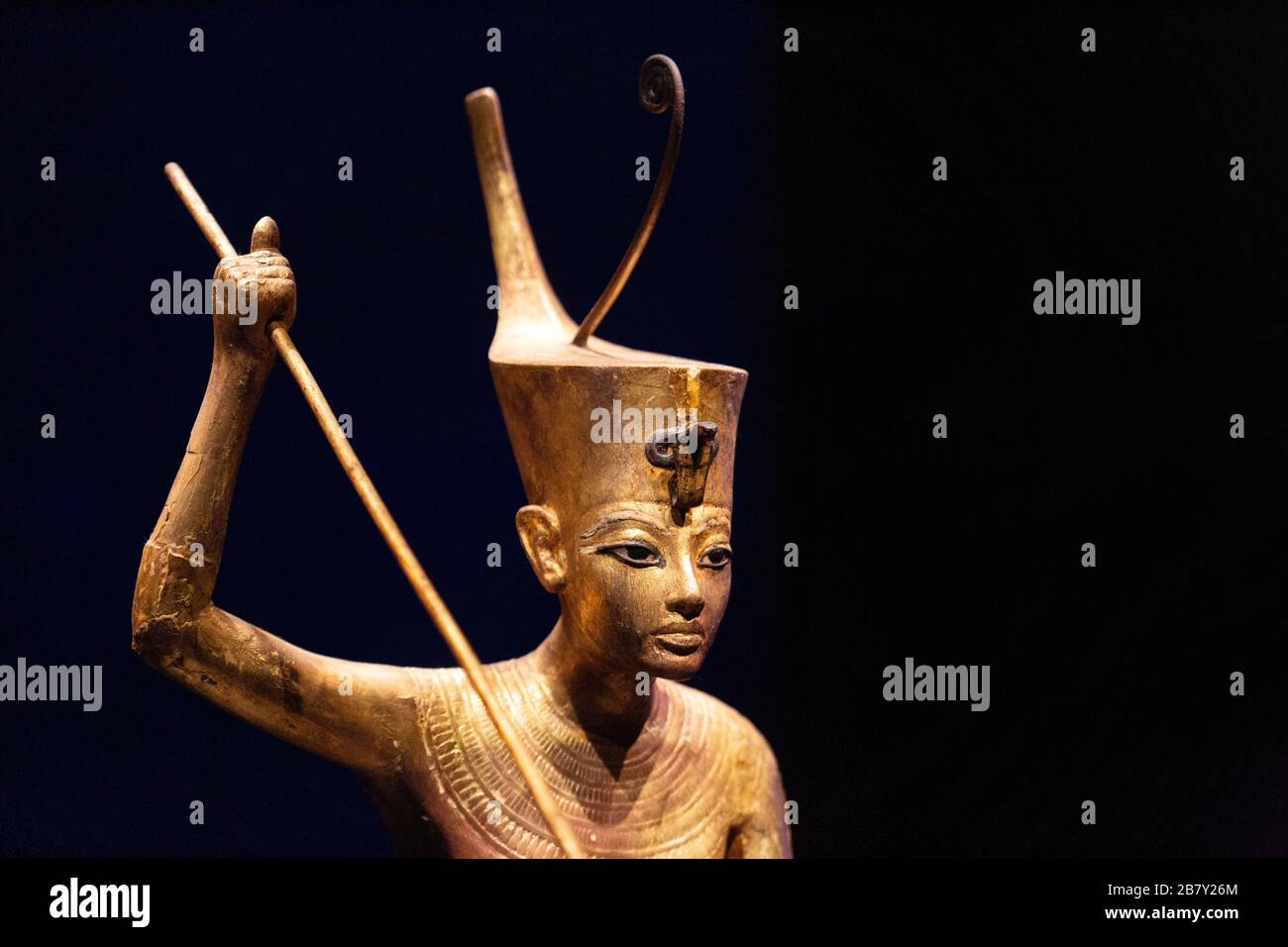 Statua di Tutankhamun; particolare della statua in legno dorato di Tutankhamon in piedi su uno sci; tesori dalla tomba di Tutankhamuns. Antichi tesori dell'Egitto Foto Stock