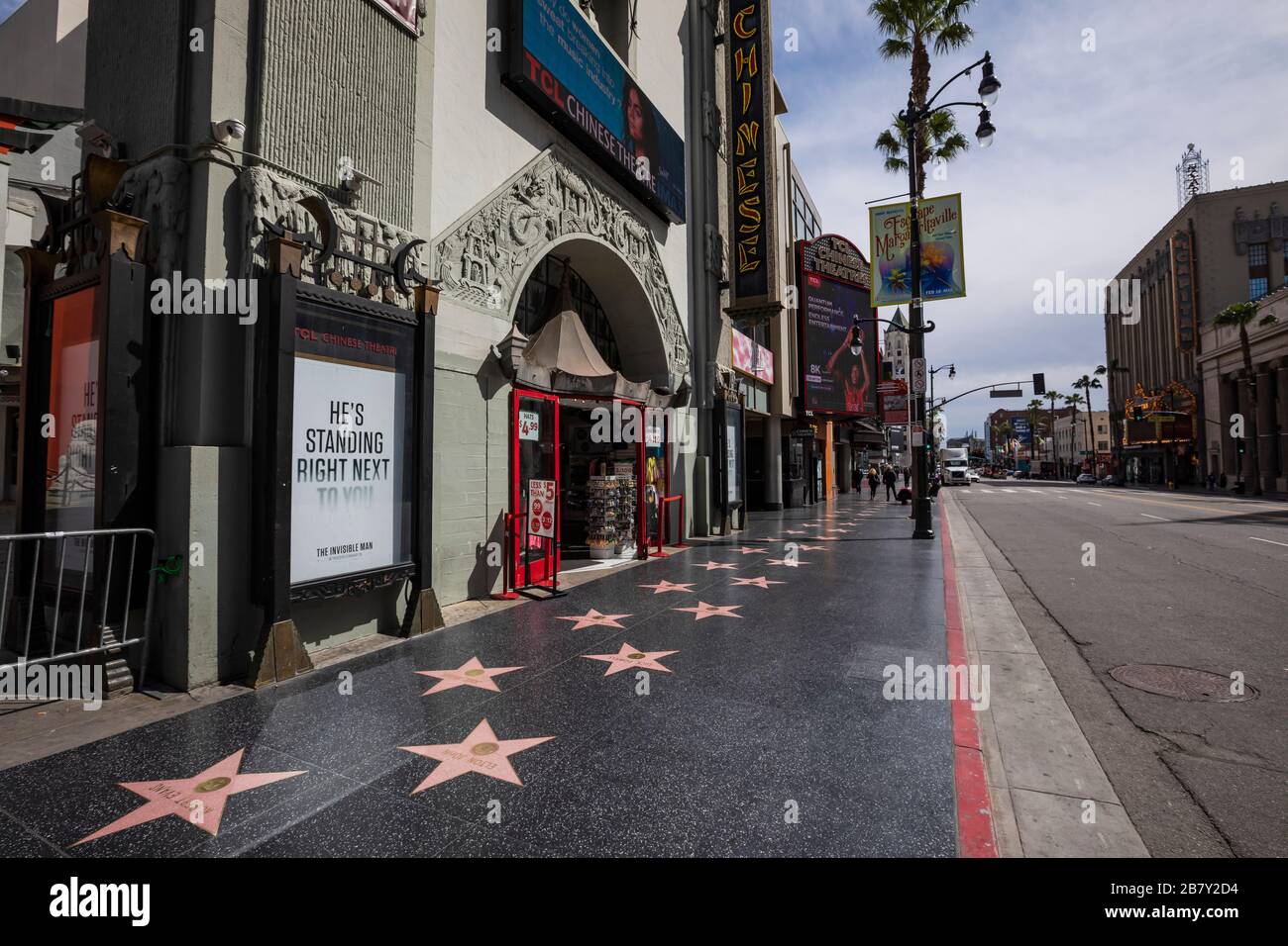 Los Angeles, Stati Uniti. 18 Marzo 2020. Hollywood blvd. Vuoto di traffico piedi e auto. Le aziende e le strade di Los Angeles si stanno trasformando in città fantasma a causa di turisti e residenti per motivi di contrarre il virus Covid19. 3/18/2020 Los Angeles, CA USA (Photo by Ted Soqui/SIPA USA) Credit: Sipa USA/Alamy Live News Foto Stock