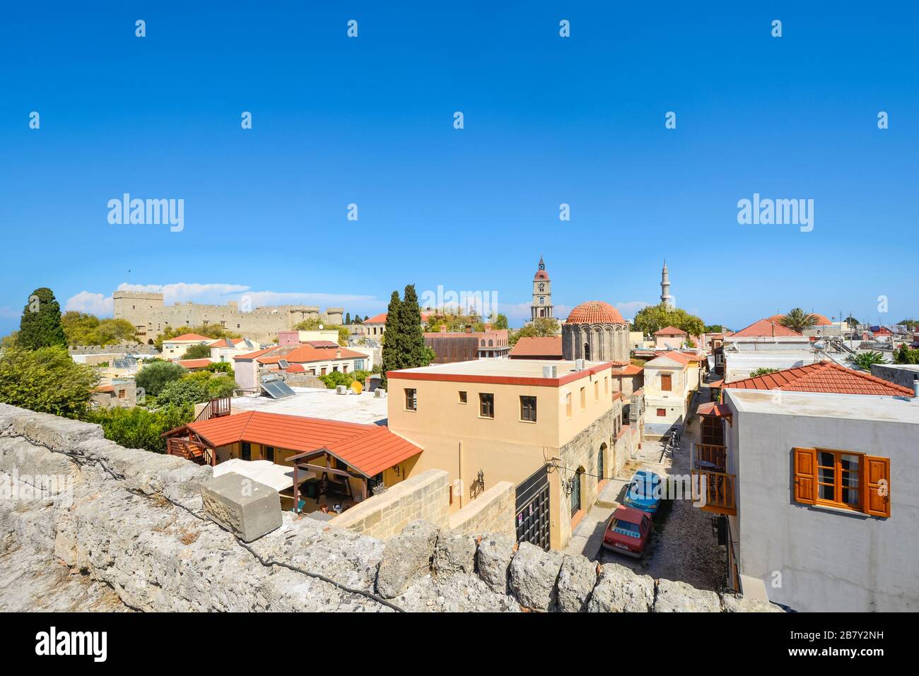 Skyline dell'antica città di Rodi Grecia, sull'isola di Rodi, che mostra un minareto, la chiesa e il castello del Gran Maestro. Foto Stock