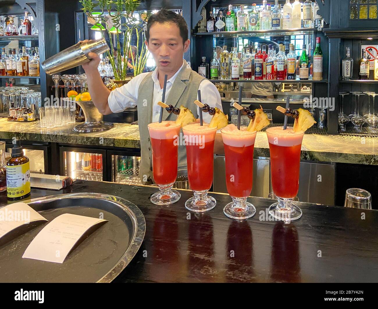 Singapore Sling cocktail al Long Bar al Raffles Hotel Singapore, Beach Road, Singapore Island, Singapore Foto Stock