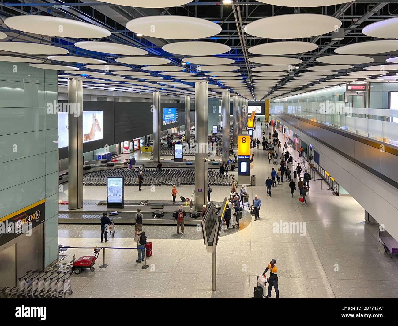 Sala ritiro bagagli, Terminal 5, Aeroporto di Heathrow, London Borough of Hounslow, Greater London, England, Regno Unito Foto Stock