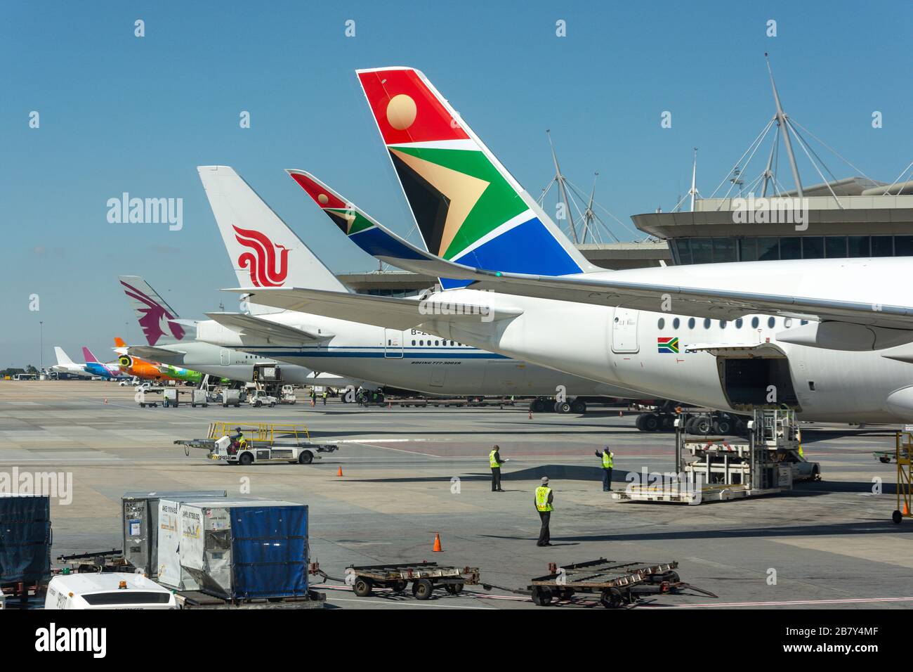 Logo internazionali sulle code degli aerei, O.R. Aeroporto Internazionale di Tambo, Johannesburg, Gauteng, Repubblica del Sud Africa Foto Stock