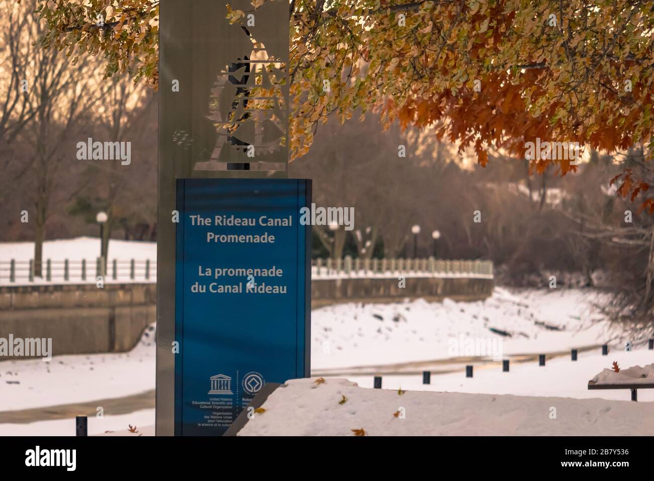 Un cartello bilingue presso la stazione di Hartwells Lockstation segna l'estremità più meridionale della Rideau Canal Promenade, un sentiero che collega i siti lungo il canale Rideau. Foto Stock