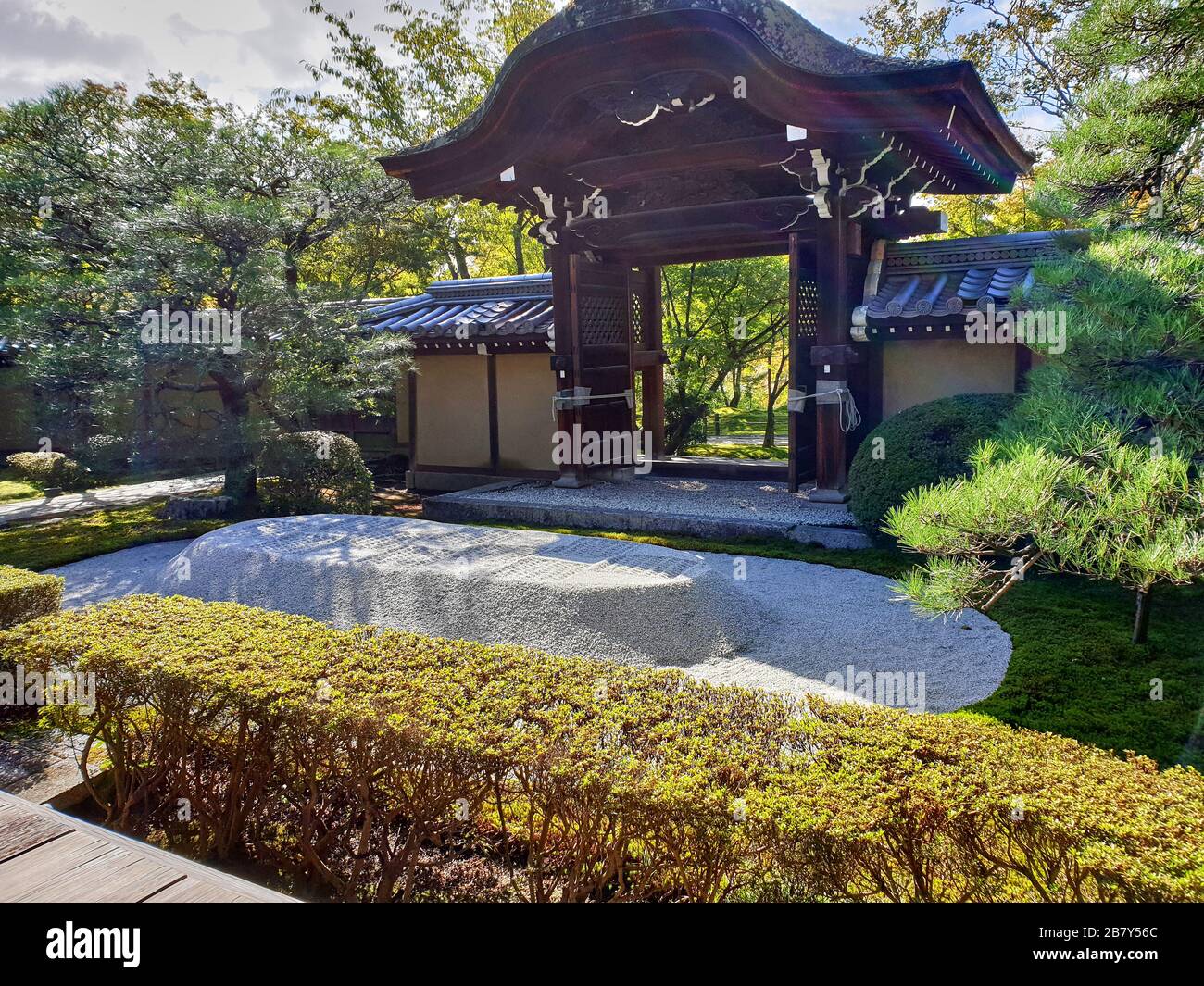 Giardino giapponese con porte aperte Foto Stock