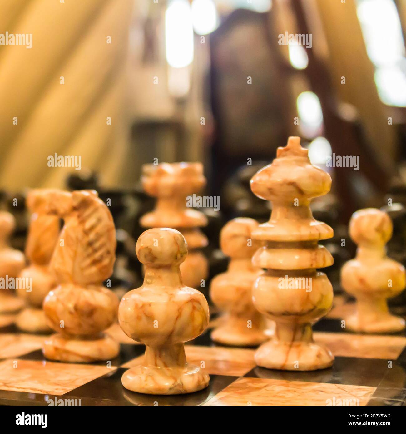 Set di scacchi con pezzi da gioco in marmo e scacchiera a scacchi Foto Stock
