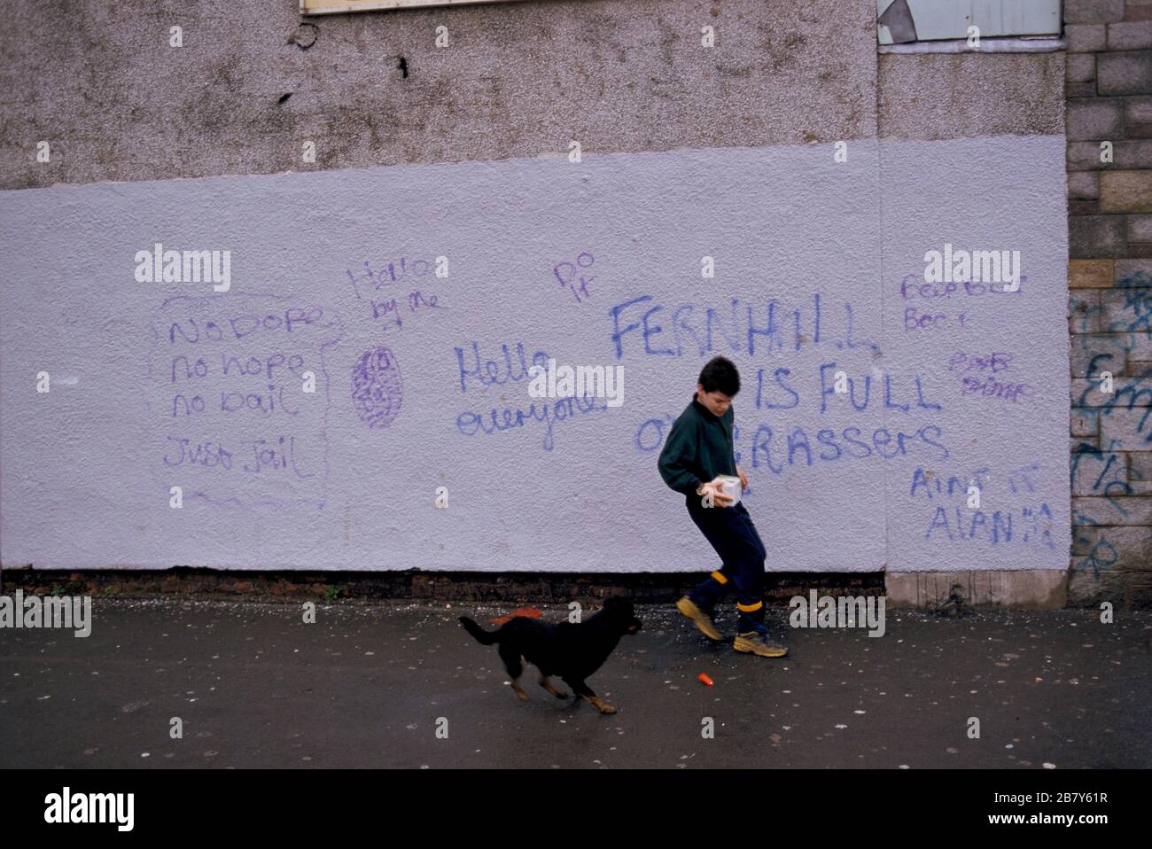 Mountain Ash Wales.1990 Fernhill estate oltre il 90% sono sulla disoccupazione di lunga durata Graffiti legge 'No Dope, No Hope, No Bail Just Jail. Fernhill è pieno di Grassers '1998 Regno Unito HOMER SYKES Foto Stock