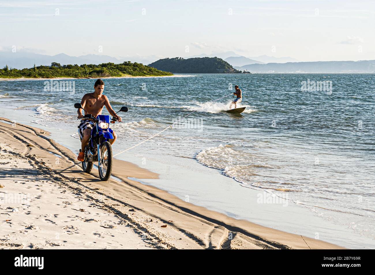 Moto trainando un surfista a Daniela Beach. Florianopolis, Santa Catarina, Brasile. Foto Stock