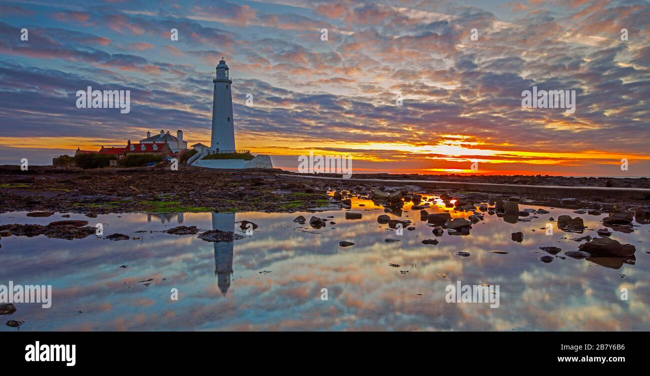 St Mary's Lighthouse at sunrise, Whitley Bay, North Tyneside, Inghilterra, Regno Unito Foto Stock