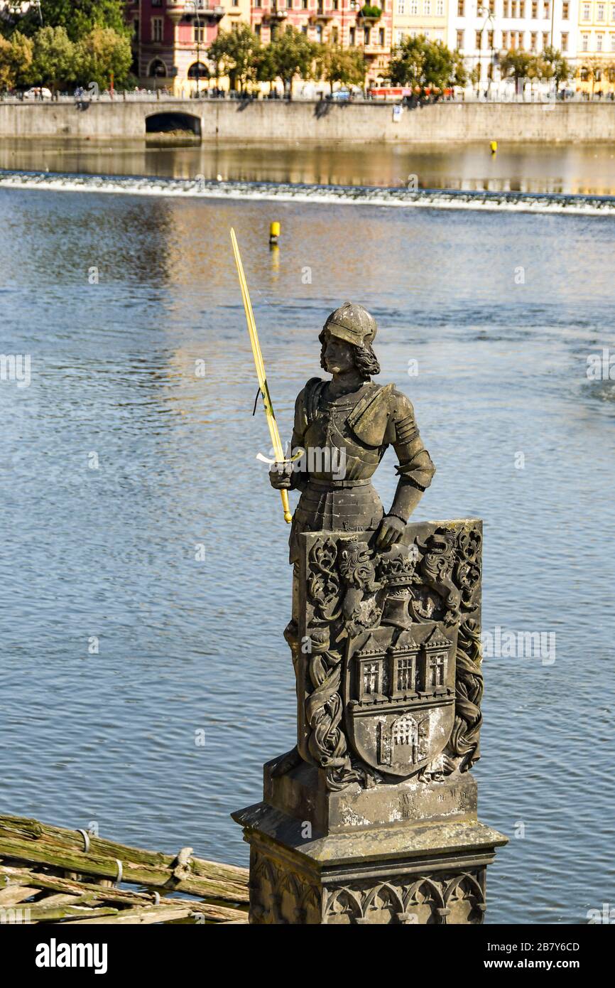 PRAGA, REPUBBLICA CECA - 2018 LUGLIO: Statua in pietra di un cavaliere con una spada e uno scudo sul Ponte Carlo di Praga. Foto Stock