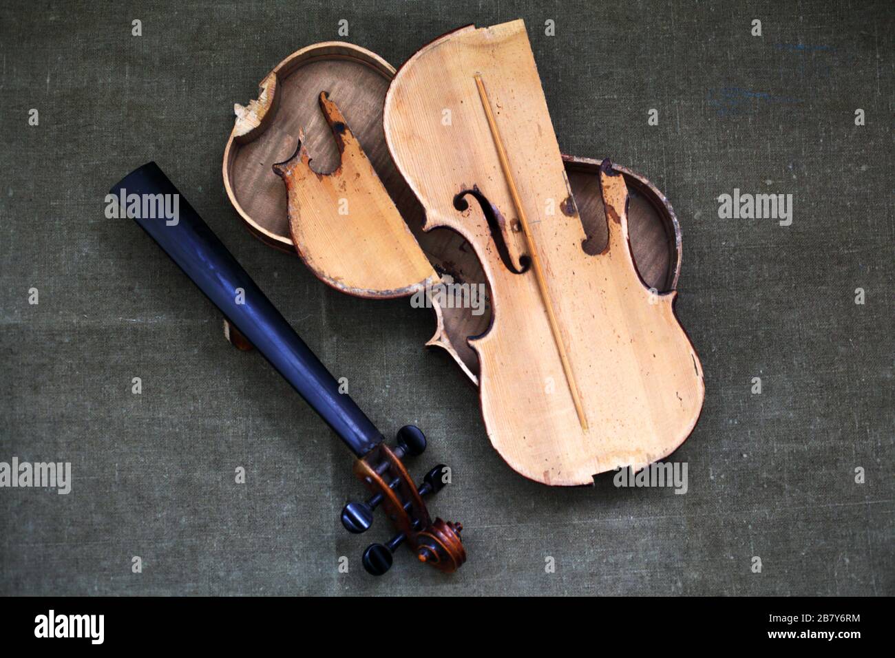 Vecchio violino rotto in attesa di riparazione Foto stock - Alamy