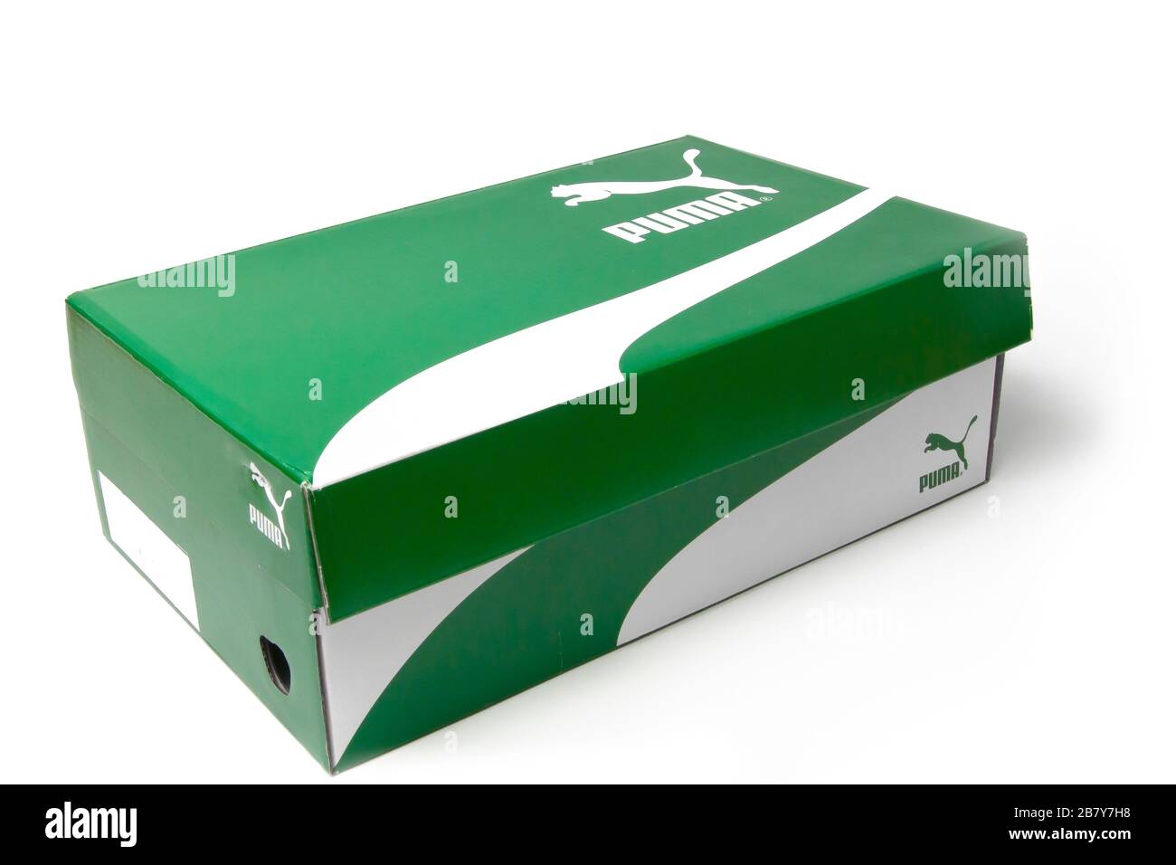 La scatola delle scarpe Puma è isolata su sfondo bianco. Scatola verde con  strisce bianche per gli snickers. San Francisco, USA, marzo 2020 Foto stock  - Alamy