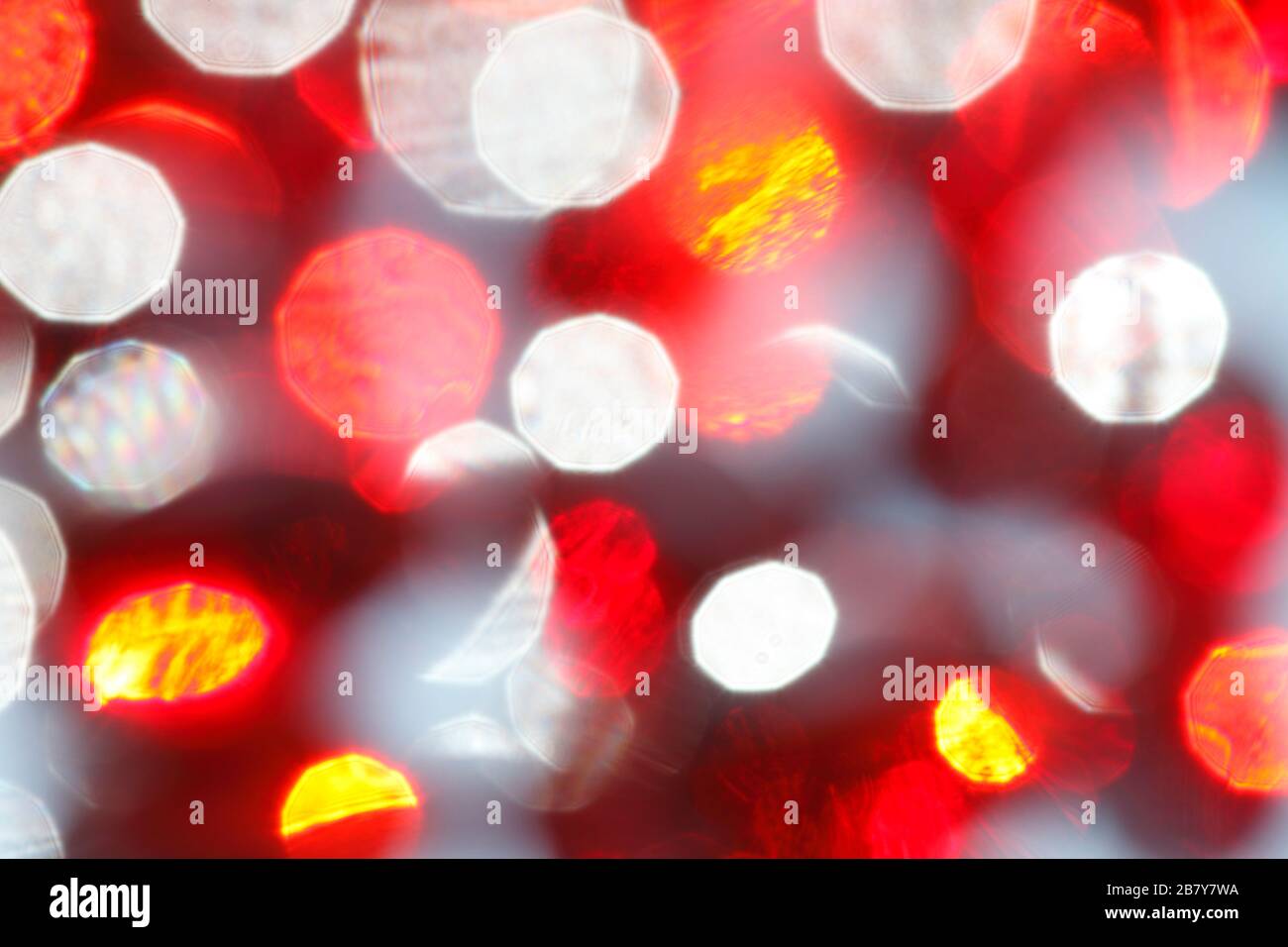 L'intricato disegno bianco rosso di luce e ombra prodotto dalle capsule disoccluse dell'olio di krill Foto Stock