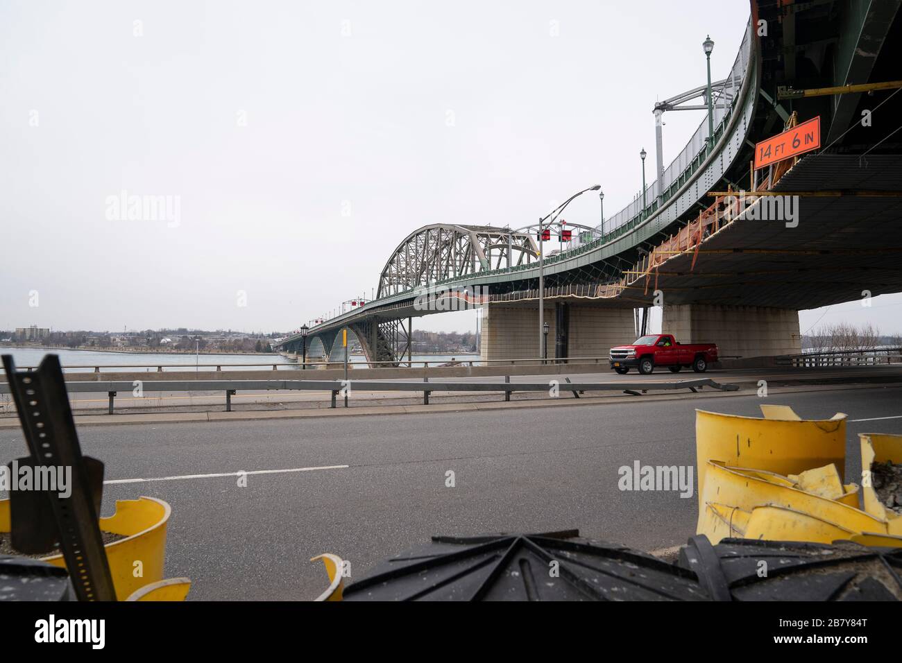 Buffalo, New York, Stati Uniti. 18 Marzo 2020. Gli Stati Uniti e il Canada hanno chiuso il confine per tutti i viaggi non essenziali becuase di Covid-19. Il confine delle 5,500 miglia è stato chiuso di comune accordo tra i due governi. Il Peace Bridge tra Buffalo, NY e Fort Erie, Ontario, ha avuto 5,105,882 passaggi ponte nel 2019. Credit: Brendan Bannon/ZUMA Wire/Alamy Live News Foto Stock