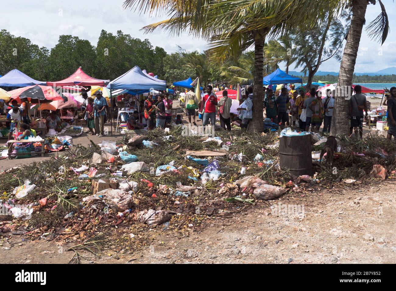 dh WEWAK PAPUA NUOVA GUINEA spazzatura rifiuti vicino alla gente del mercato locale Foto Stock