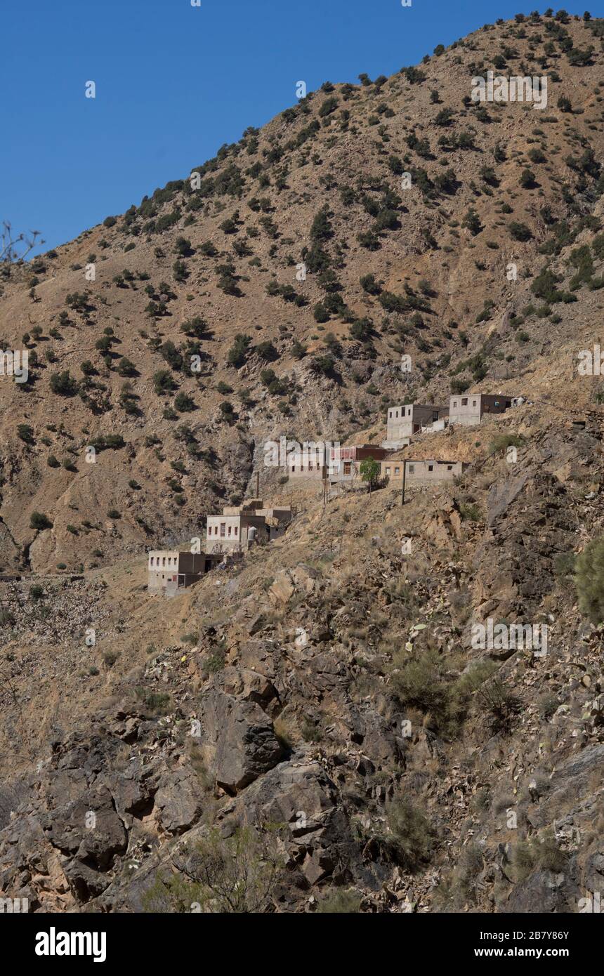 Case in un villaggio nelle montagne dell'Alto Atlante, Marocco Foto Stock