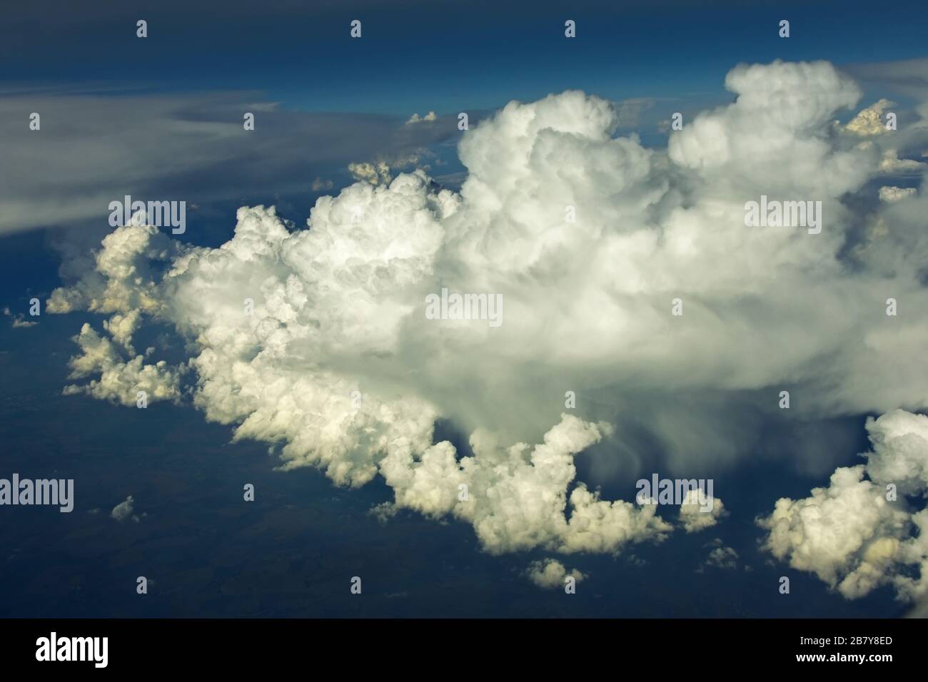 Nuvole bianche nel cielo, vista aerea Foto Stock