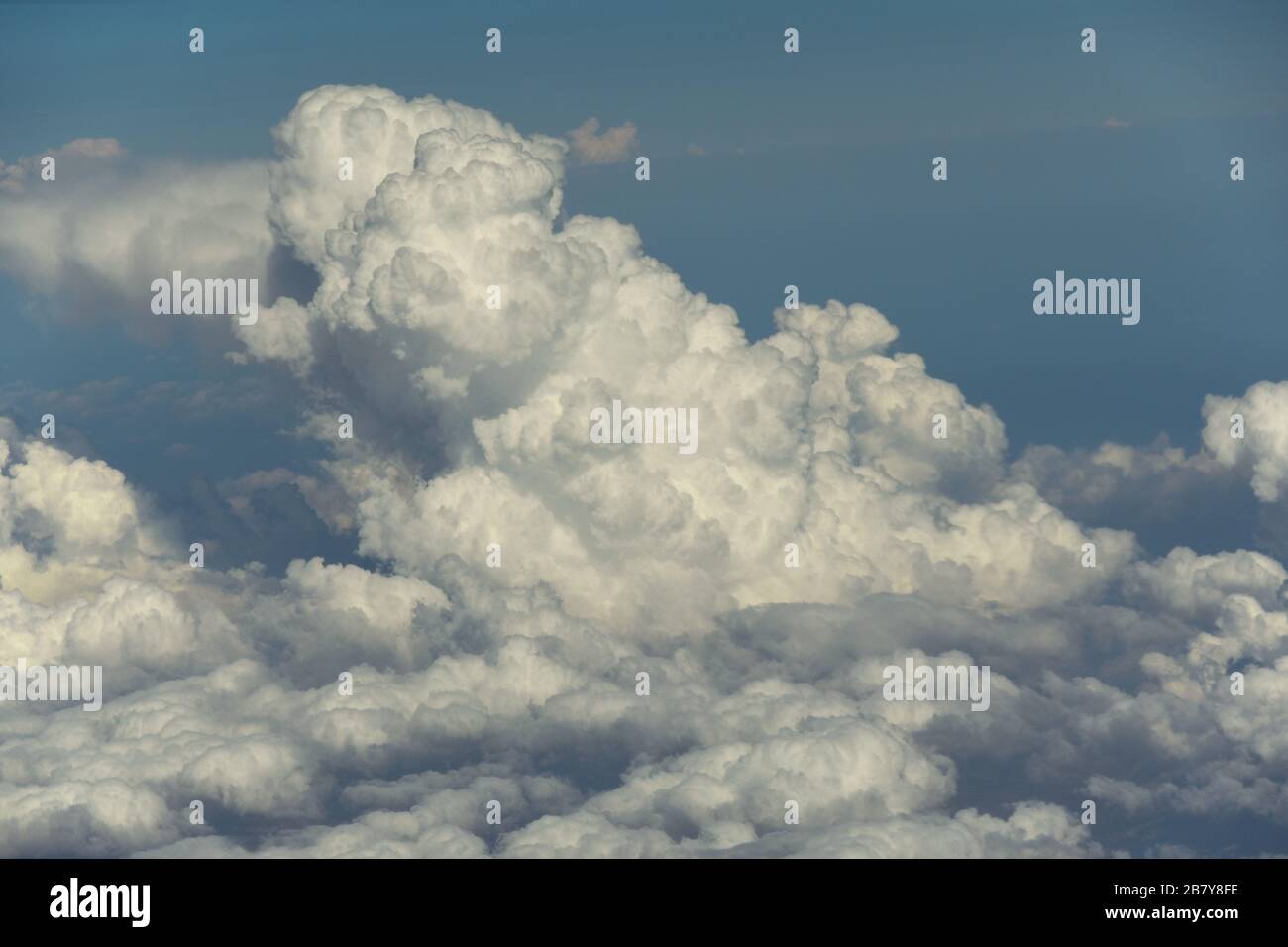 Nuvole bianche nel cielo, vista aerea Foto Stock