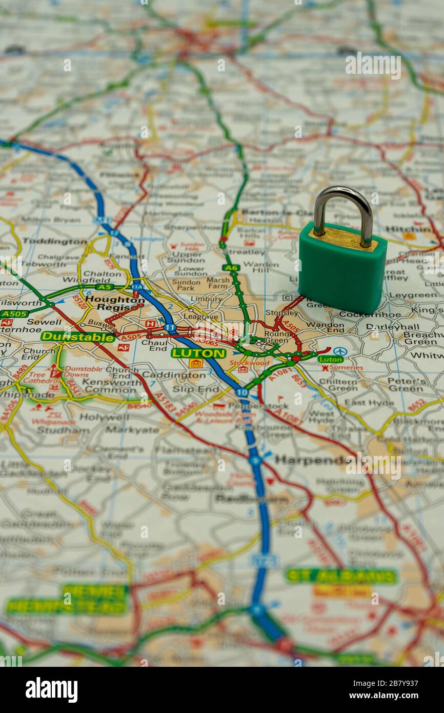 Luton mostrato su una mappa stradale o geografica con un lucchetto in alto per rappresentare una città in blocco Foto Stock