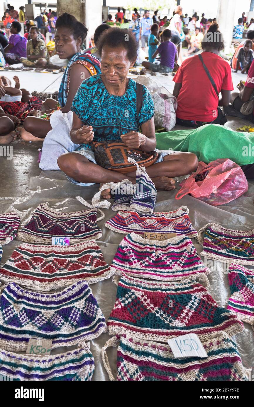 dh WEWAK PAPUA NUOVA GUINEA Venditore locale di commercio della donna che fa la borsa fatta a mano allo stallo del mercato Foto Stock