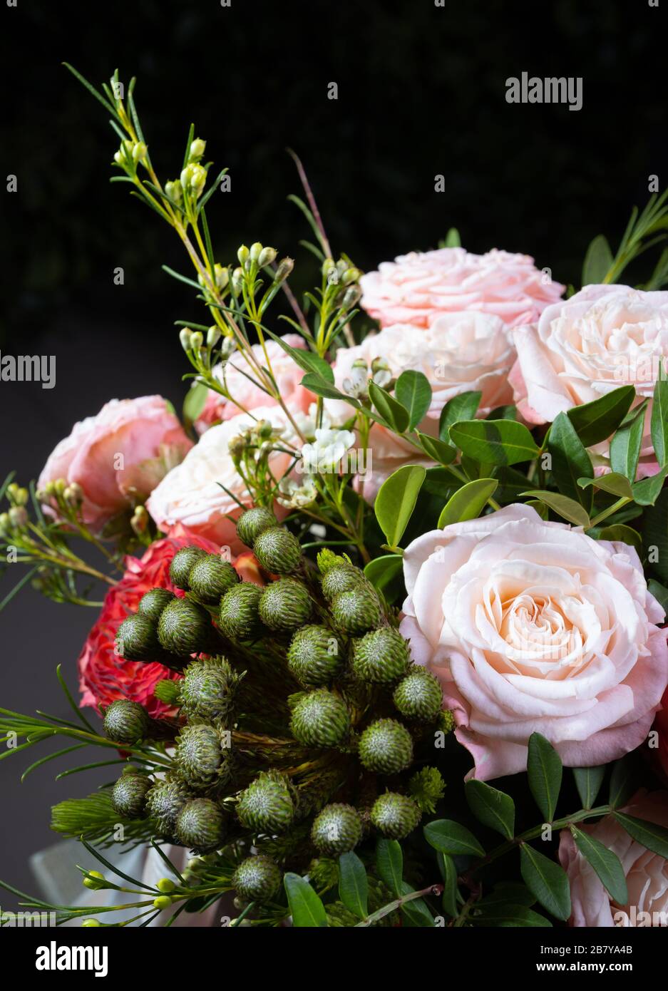 Bel bouquet da primo piano con rosa, foto verticale. Utile per biglietti d'auguri, instagram e stampa Foto Stock