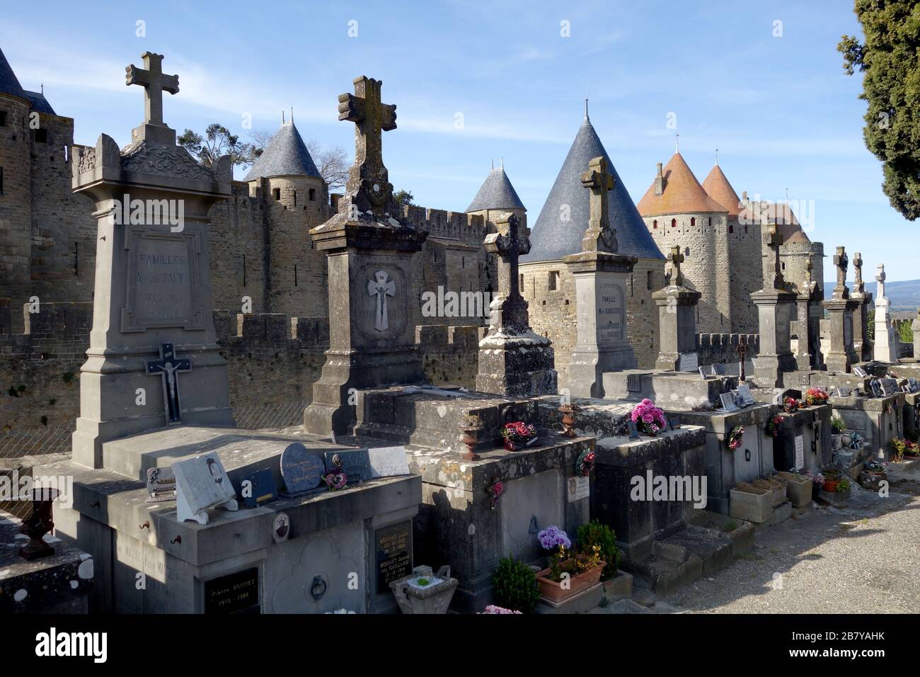 Cimitero di Carcassonne vicino alla città medievale di Carcassonne nel dipartimento dell'Aude, nella regione di Occitanie. Foto Stock