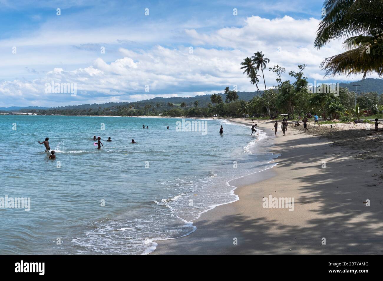 dh WEWAK PAPUA NUOVA GUINEA i bambini locali nuotano dalla spiaggia mare scena nuotare oceania Foto Stock